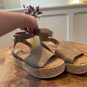 soda platform sandals in tan/light pink - size 6.5W